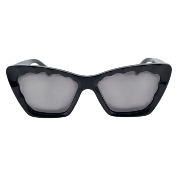 Das Modell Feellens Isabella ist die perfekte Wahl für alle, die ein stilvolles Statement setzen möchten. Die markante Cat-Eye-Form mit gewellter Kontur verleiht dieser Sonnenbrille eine extravagante Note. Der glänzende schwarze Rahmen wird durch goldene Akzente an den Bügelenden raffiniert ergänzt. Gefertigt aus hochwertigem Acetat bietet die Isabella nicht nur optische Raffinesse, sondern auch angenehmen Tragekomfort. Die getönten Gläser dienen als Designmuster – die finale Verglasung erfolgt individuell nach deinen Wünschen, z. B. mit Sonnenschutz, Verlaufstönung oder farblos. Ein echtes Fashion-Piece für stilbewusste Frauen mit Mut zur Form.